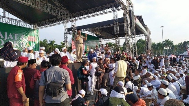 Anies Baswedan berpidato di acara Reuni 212 di Monas, Senin (2/12/2019). (Suara.com/Stephanus Aranditio)